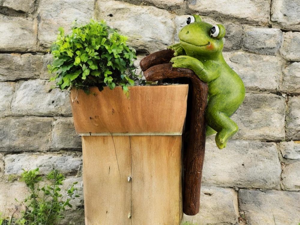 Lustiger Pflanzkübelhänger – Frosch als charmante Dekofigur (18 cm)